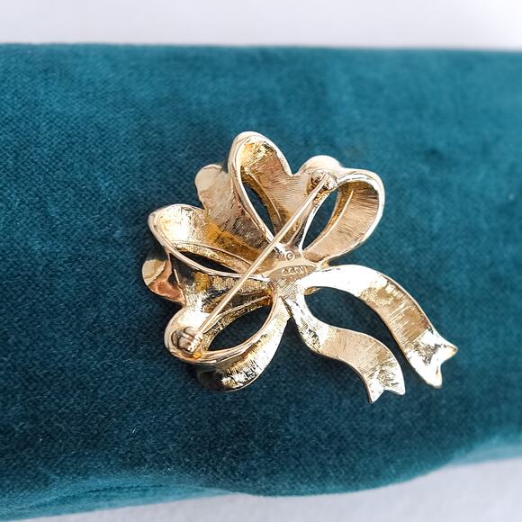 Vintage Bow Ribbon Brooch Gold Tone Faux Pearl Accents Festive Pin Polished - Picture 4 of 5